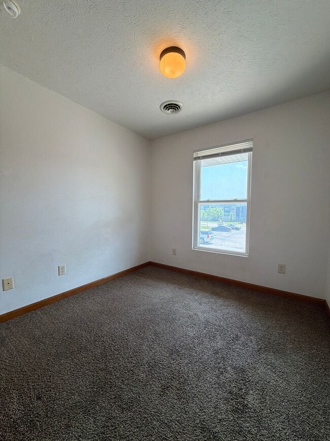 Building Photo - 269 Woodridge Ct