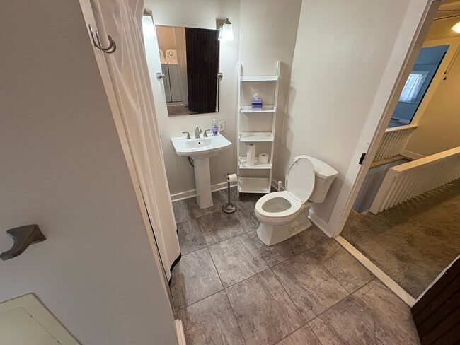 Building Photo - Lovely 4 Bedroomin a Quaint and Quiet Neig...