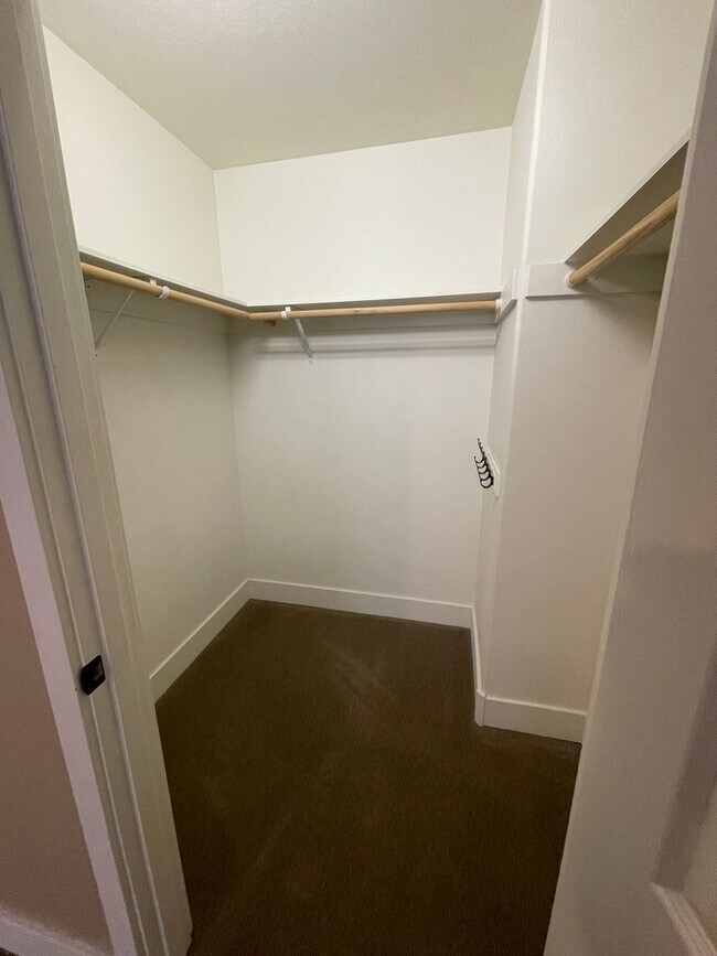 Building Photo - 1862 NW Shevlin Park Rd