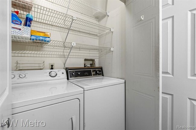 Building Photo - 1563 N Bywood Ave