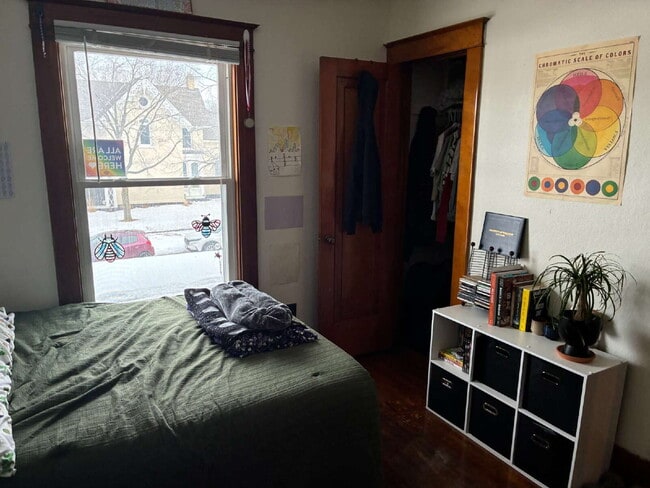 Building Photo - 4 Bed 2 Bath close to UWEC!