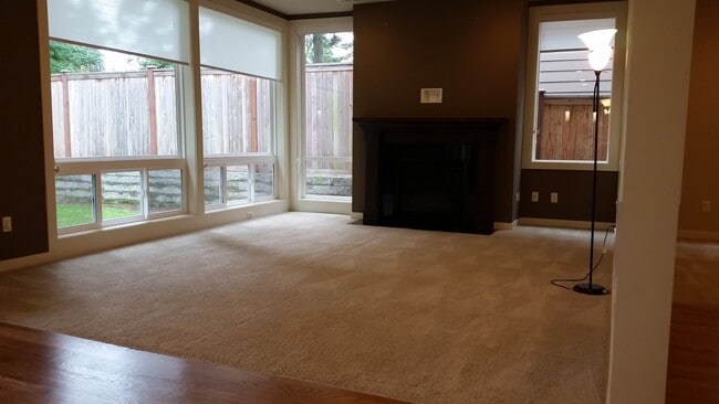 Building Photo - Amazing 4 beds, 2 dens, 2.75 baths in Kirkland.  Minutes to Microsoft/Costco