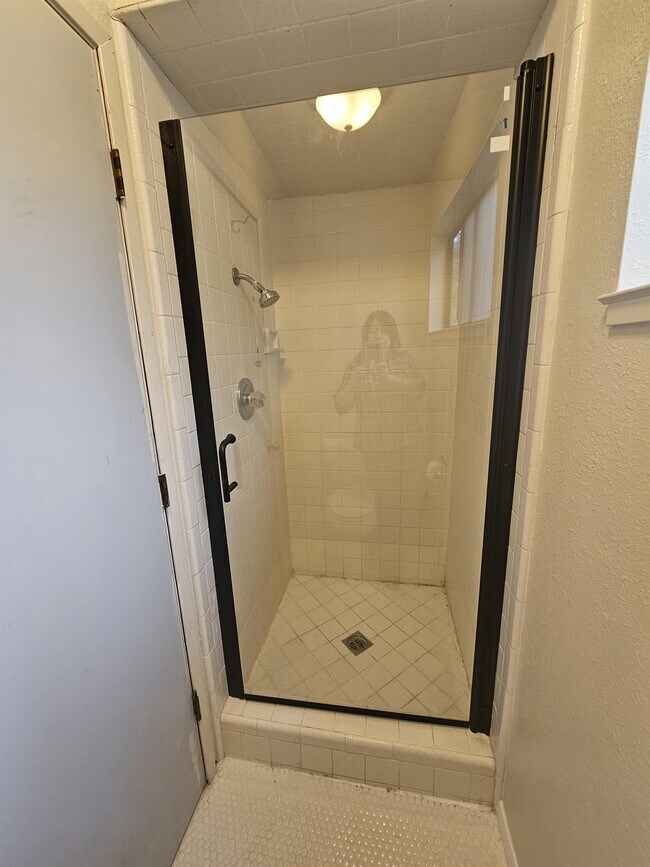 Building Photo - 812 Greenwich Dr