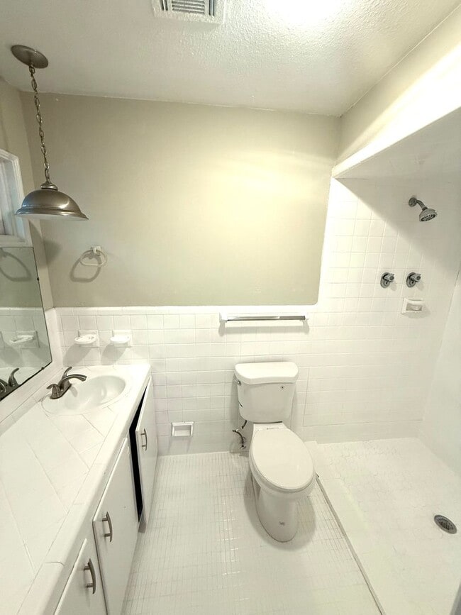 Building Photo - **5 Bedroom 3 bath located in Forest Hills...