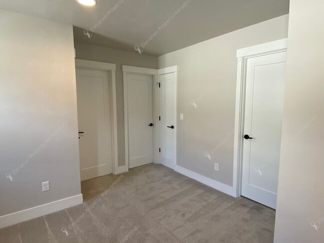 Building Photo - Newer 3BR - 2.5BA Home a Sought-After Redmond Community