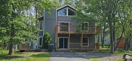 Building Photo - Amazing 4 bedroom with 2 kitchens and Livi...