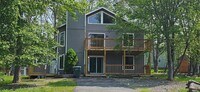 Building Photo - Amazing 4 bedroom with 2 kitchens and Livi...