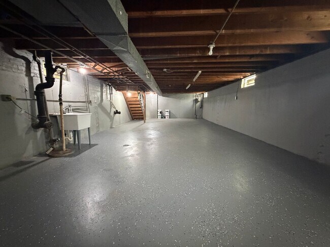Building Photo - 9756 S Lowe Ave