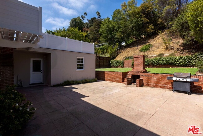 Building Photo - 2547 Canyon Dr