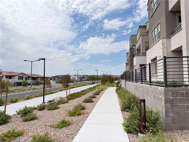 Building Photo - 1741 N Desert Foothills Dr
