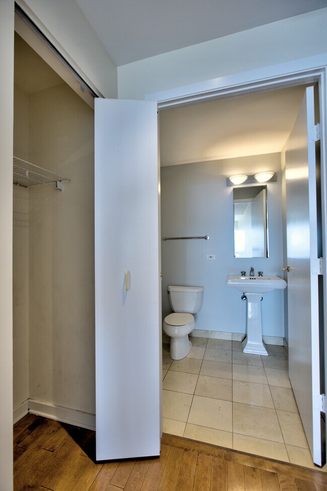 Building Photo - 57 E Delaware Pl
