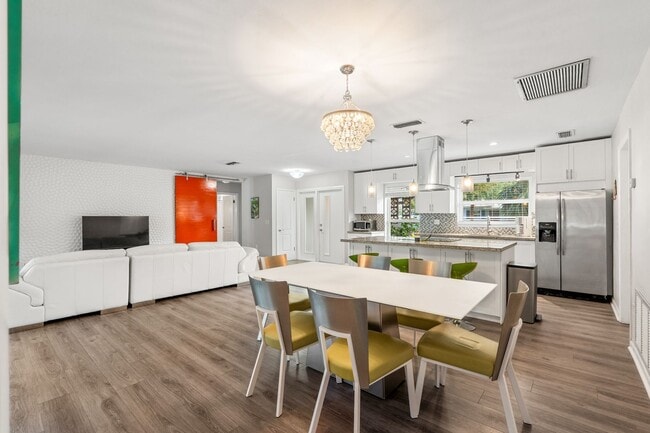 Building Photo - Single Family home on quiet street steps from the Intracoastal and Dining