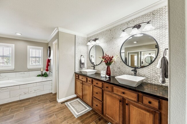 Building Photo - 3615 Oak Meadow Dr