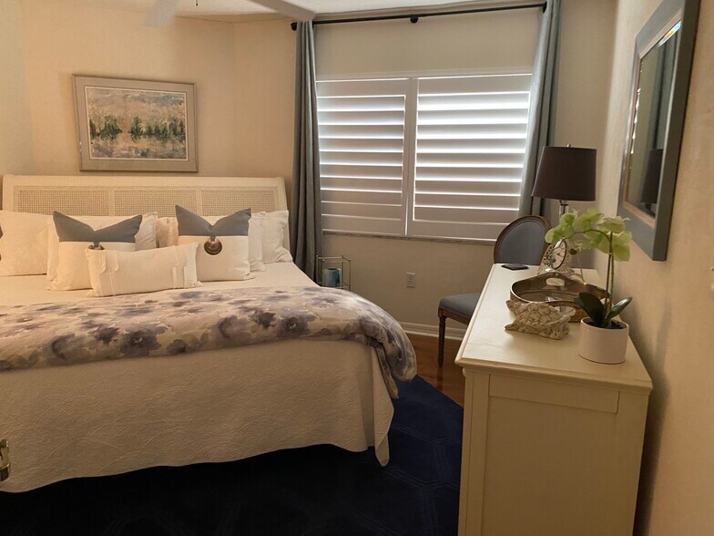 Guest room #2, king bed - 15171 Cedarwood Ln