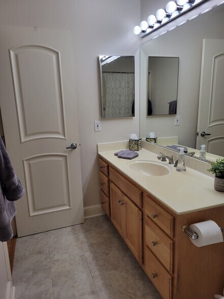 Bathroom - 1467 Marchbanks Dr