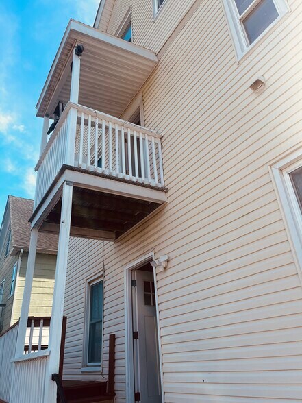 Building Photo - 127 Peck Ave