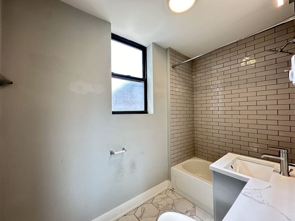 Building Photo - 508 W Belmont Ave