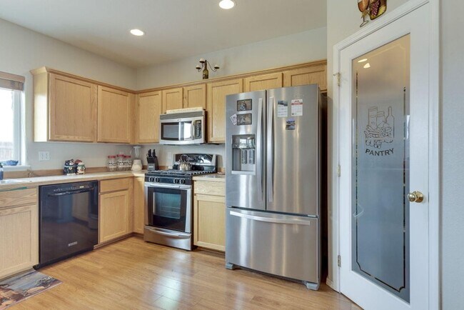 Building Photo - Gorgeous home at end of cul-de-sac with RV parking and views