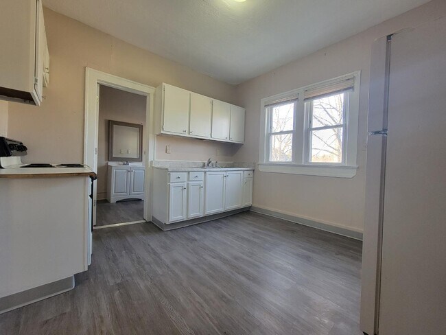 Building Photo - 299 Lloyd St