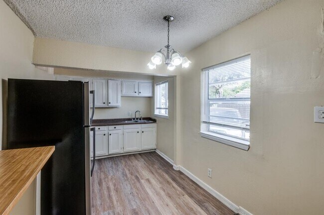 Building Photo - 512 S Delaware St