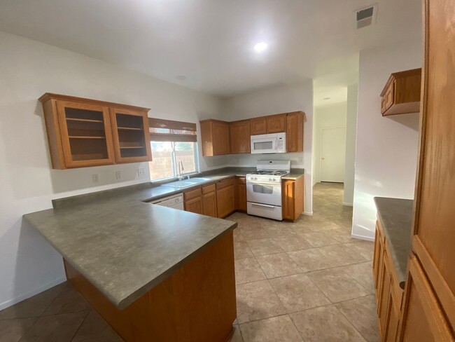 Building Photo - Great location on this split floorplan 3 b...
