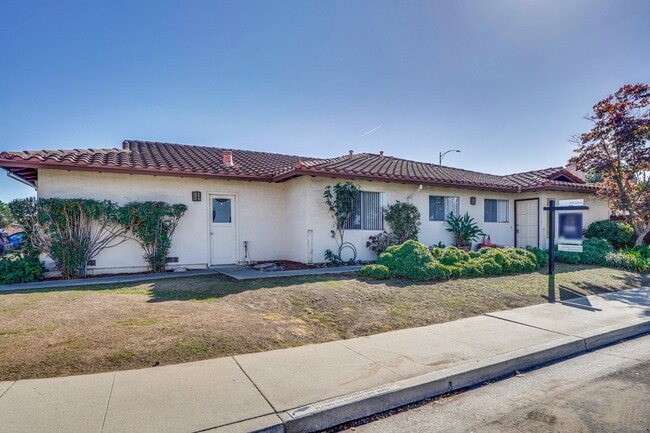 Primary Photo - Newly Remodeled 3BR, 2BA, 1,117sf Duplex w...