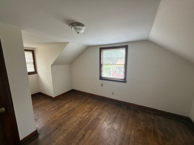 Building Photo - Four bedroom, 2 bath house in Burlington