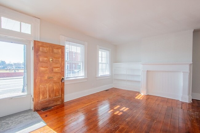 Building Photo - Wonderful Updated TownHouse in the Heart of Middletown - On Main St