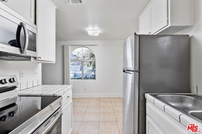 Building Photo - 6616 Sylmar Ave