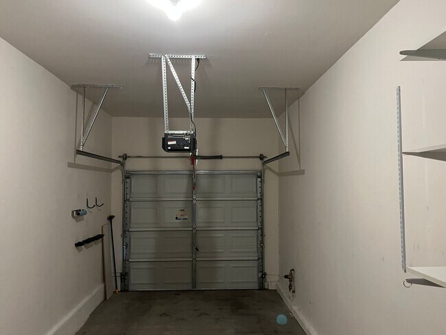 Building Photo - Beautiful Henderson 2 Bedroom Townhouse!