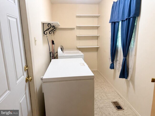 Building Photo - 2207 Hyson Pl