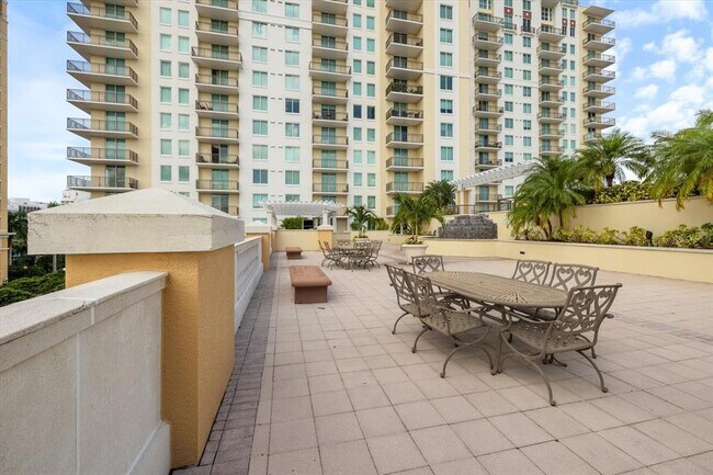 Building Photo - 800 N Tamiami Trl