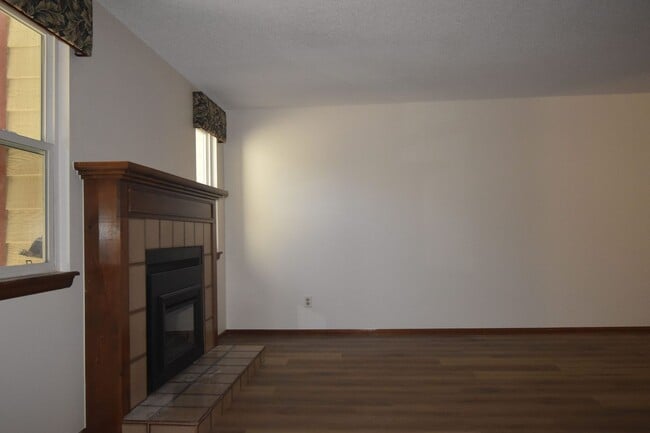 Building Photo - GREAT 3 BEDROOM/2 BATHROOM TOWNHOME WITH NEW PAINT & FLOORING. AVAILABLE 5/23.