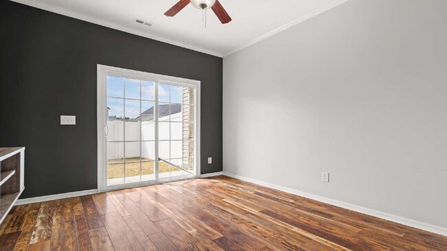 Building Photo - "Charming 2-Bed Townhouse with 2.5 Baths i...