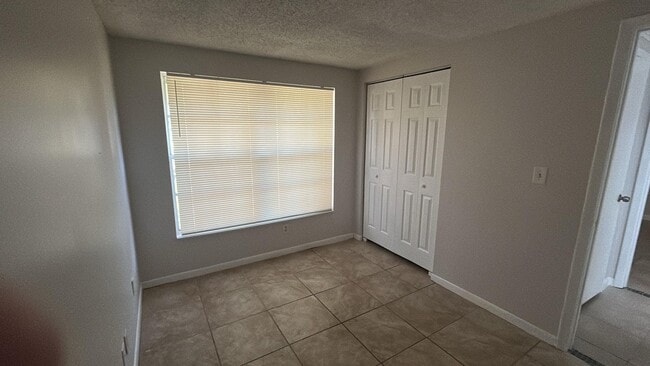 Building Photo - Welcome Home to your 4/2 in Seffner!