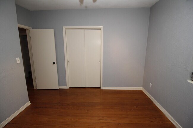 Building Photo - 2108 Oak St