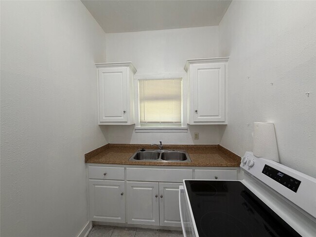 Building Photo - 712 Harrington St