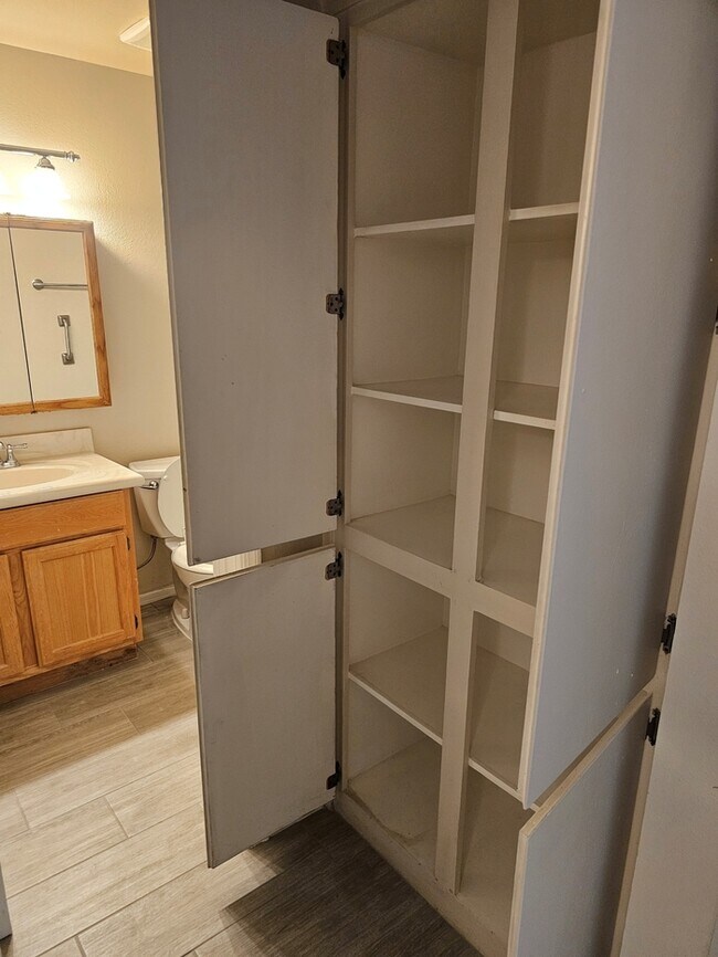 Building Photo - Great 3/2 in NE Phoenix with brand new flo...