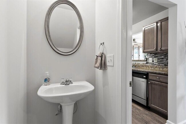 Building Photo - 2760 Englewood Dr