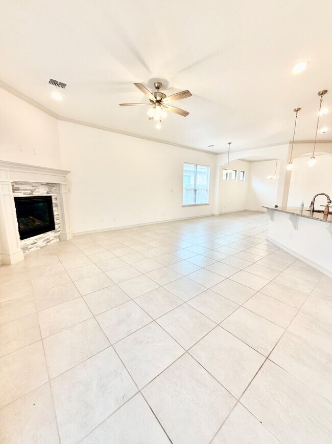 Building Photo - "Charming 3-Bedroom Oasis with 2 Full Baths in Odessa's Heart – Expansive 1895 Sq. Ft.!"