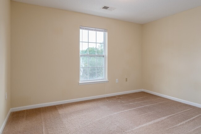 Building Photo - Largest 3 Bedroom 2 Bath Available $1,599/mo - $0-Deposit