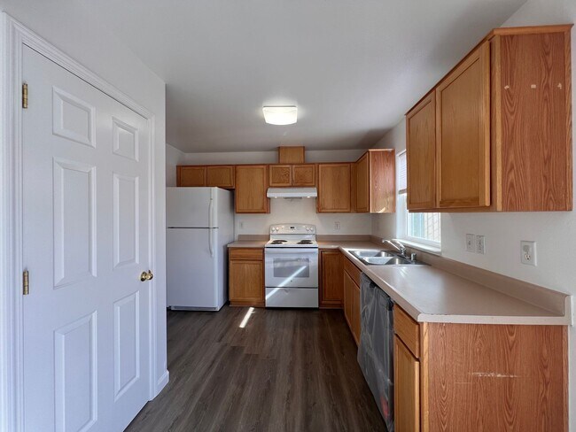 Building Photo - 665 Starlite Dr