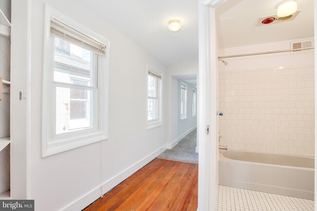 Building Photo - 1731 E Lombard St