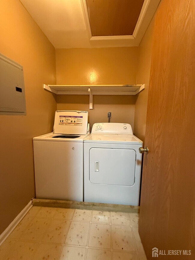 Building Photo - 2802 Deerfield Dr