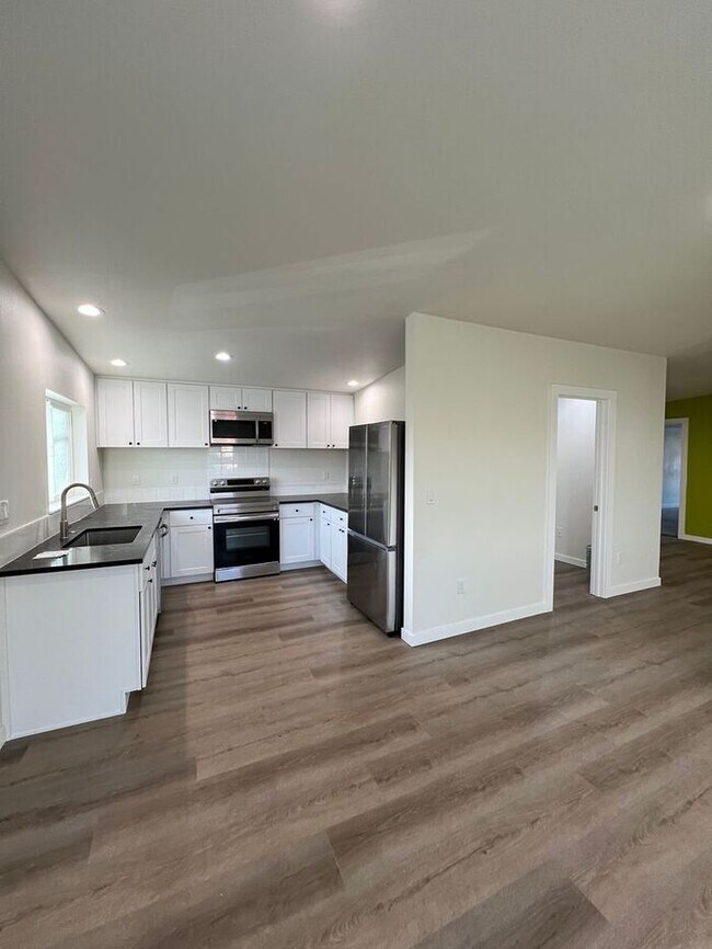 Building Photo - Professional Photos Coming Soon!