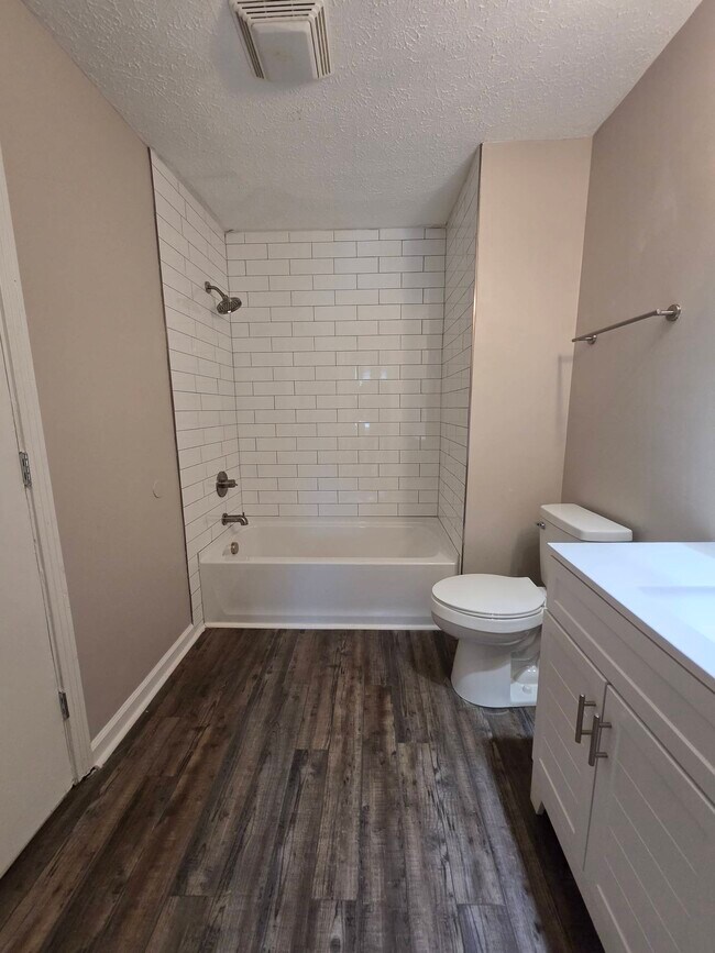 Building Photo - 301 Hickory Pl