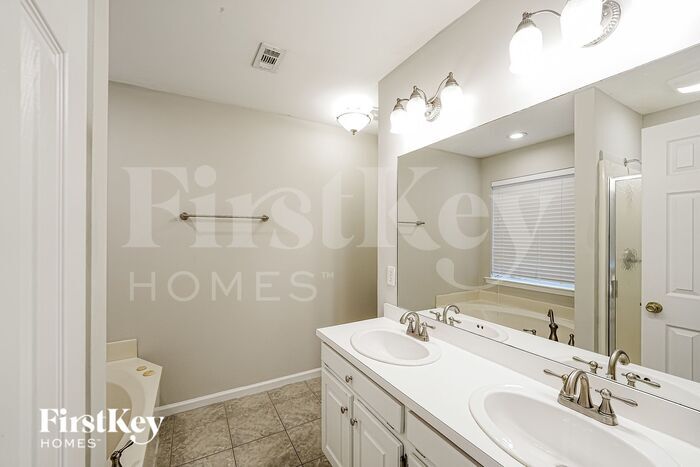 Building Photo - 501 Baronne St