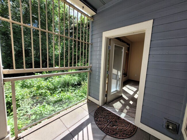 Building Photo - Tranquil One Bedroom Condo in central location - Gladstone