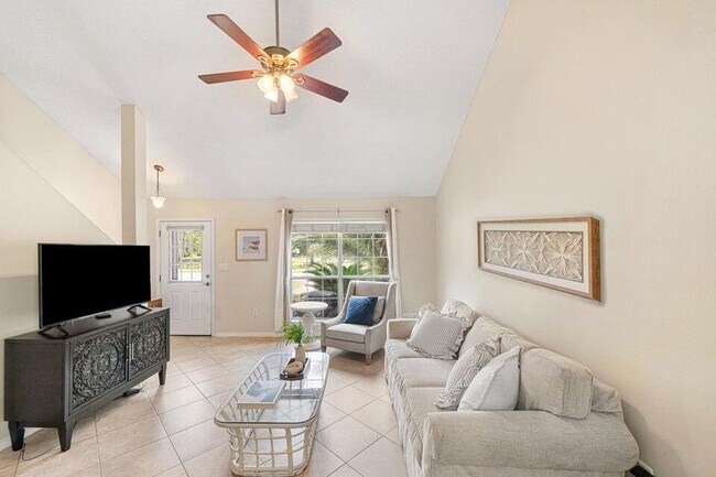 Building Photo - 42 Vía Largo