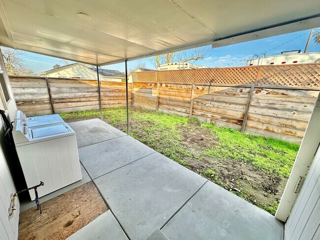 Building Photo - Fully Remodeled 3/2 in Northwest Fresno